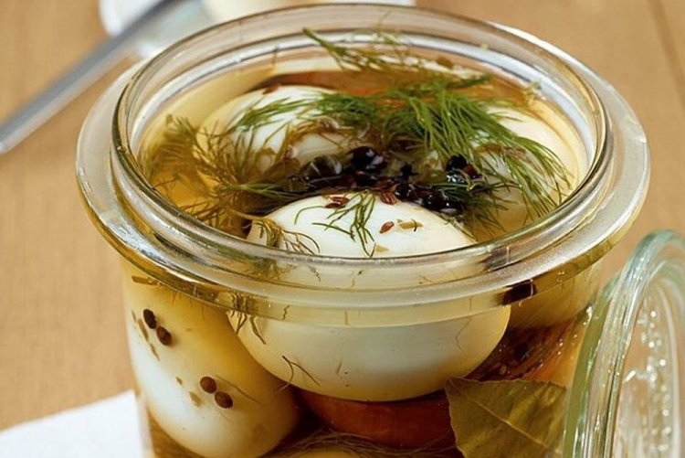 Маринованные яйца с базиликом
