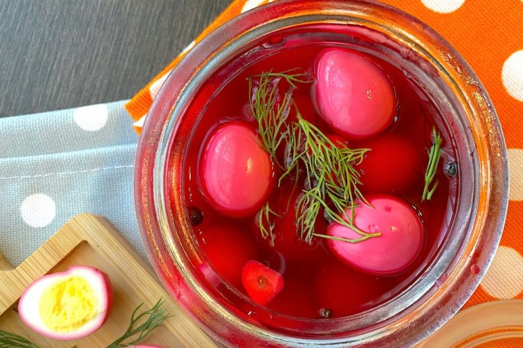 Яйца, маринованные в барбарисовом отваре