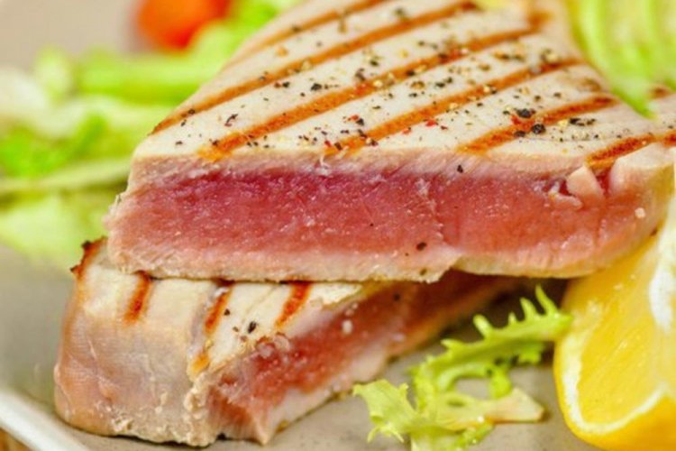 Стейк из тунца на сковороде-гриль