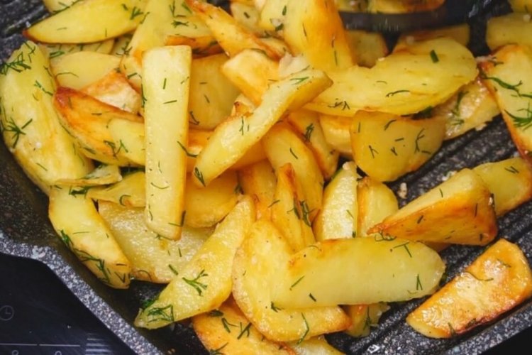 Жареная картошка на сковороде-гриль