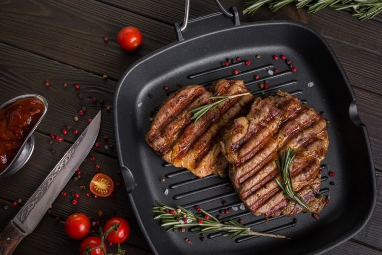 Стейк из говядины на сковороде-гриль