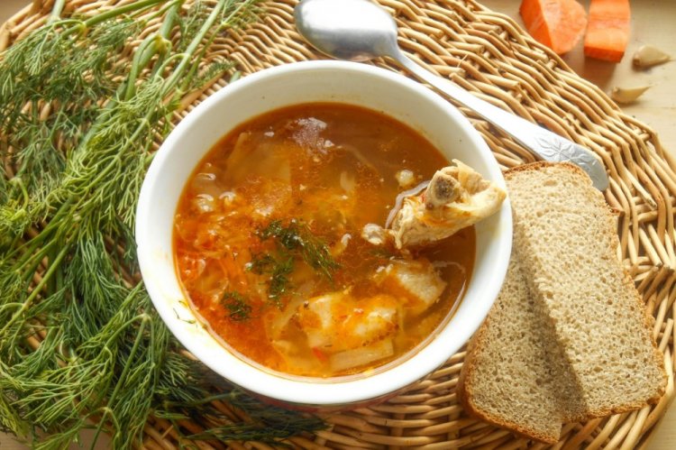 Суп из свиных ребрышек с квашеной капустой и грибами