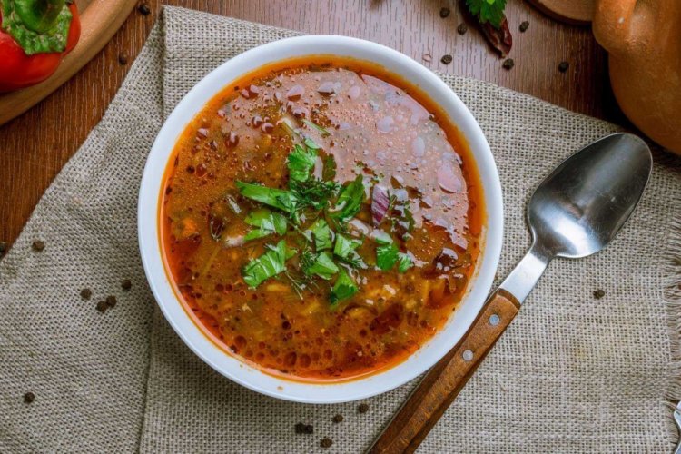 Суп из свиных ребрышек с томатной пастой и рисом