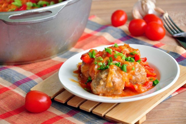 Запеченные тефтели с овощами