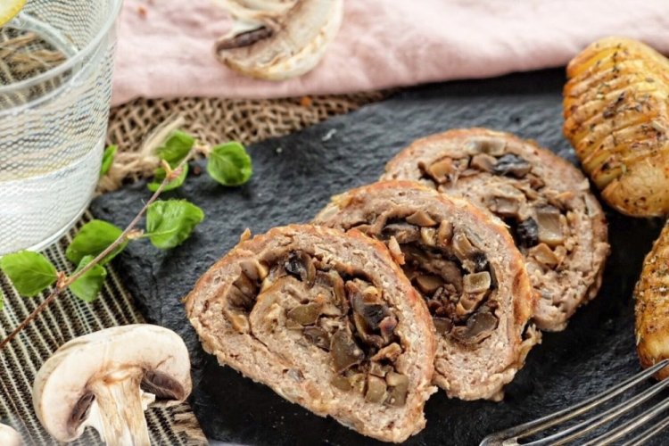 Мясной рулет с грибами и сыром