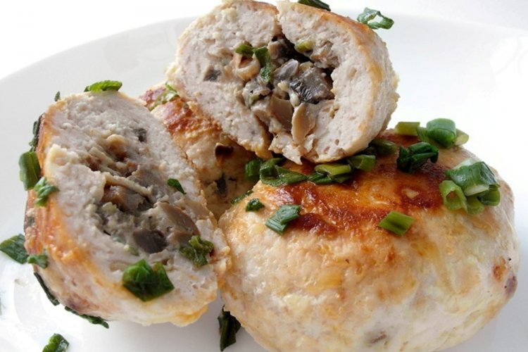 Куриный шницель с грибной начинкой в духовке