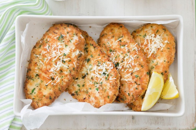 Куриный шницель в панировке из пармезана и зелени