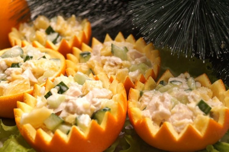 Новогодний салат в апельсине