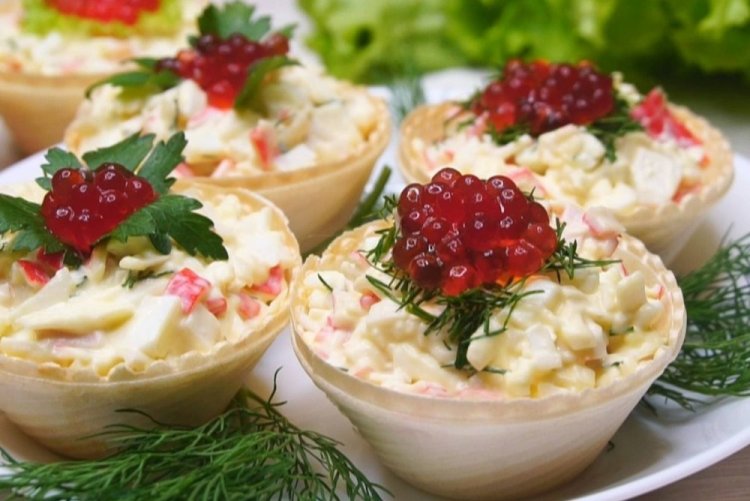 Тарталетки с крабовыми палочками и кукурузой