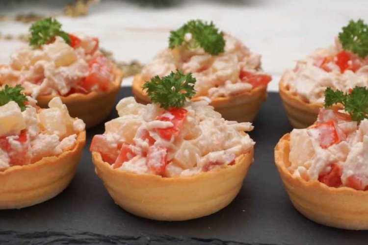 Тарталетки с курицей и помидорами