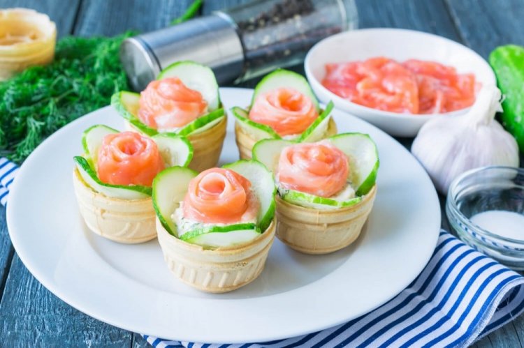 Тарталетки с лососем и огурцом