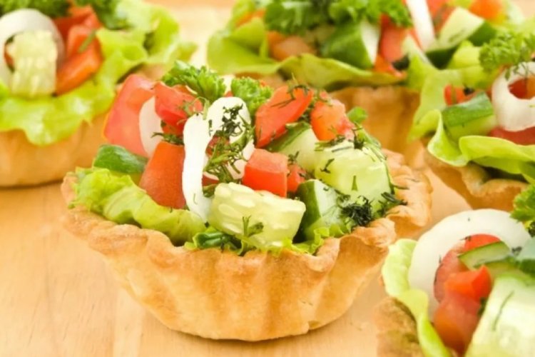 Тарталетки с овощами и сыром