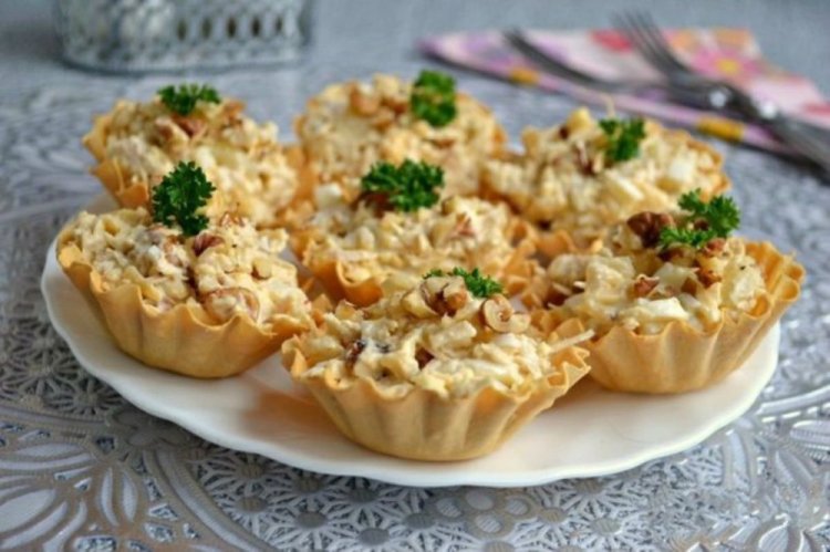 Тарталетки с творогом, сыром и грецкими орехами