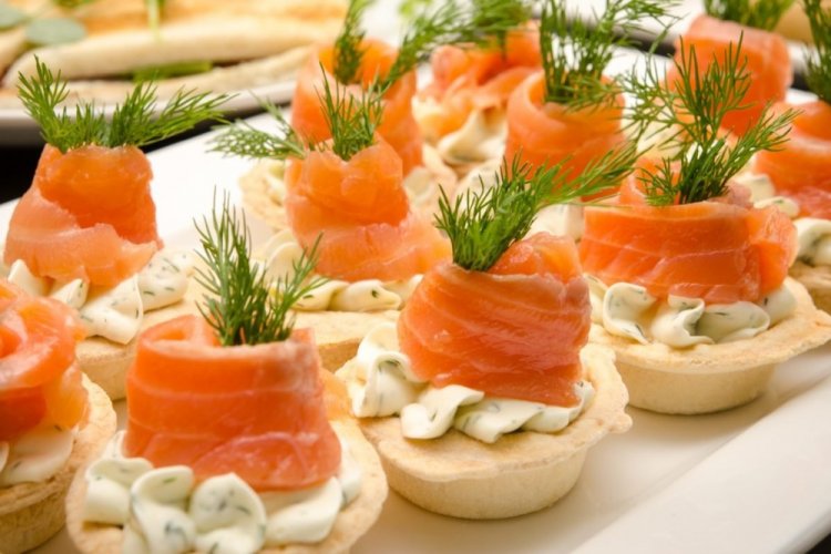 Тарталетки с красной рыбой и творожным сыром