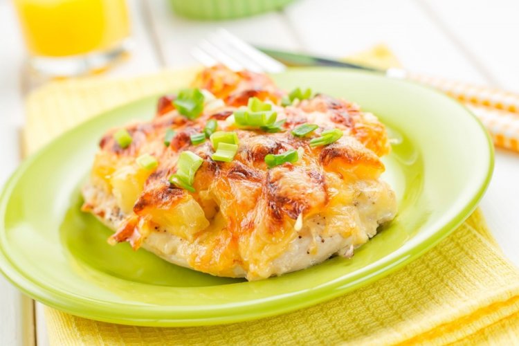 Курица с ананасами под сыром на Новый год 2024