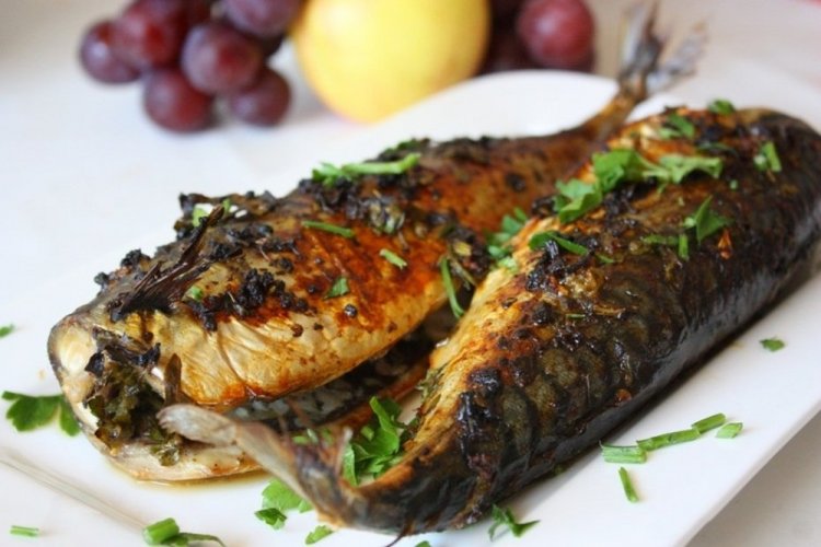 Скумбрия с зеленью в духовке