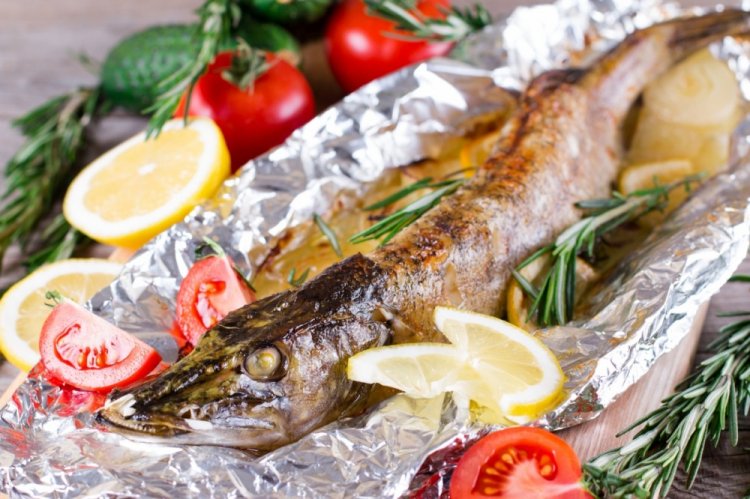 Щука в фольге в духовке