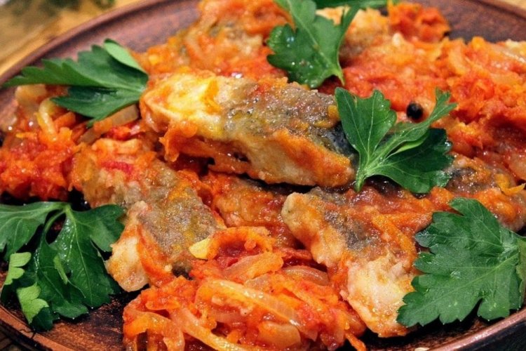 Хек в томате на Новый год 2024