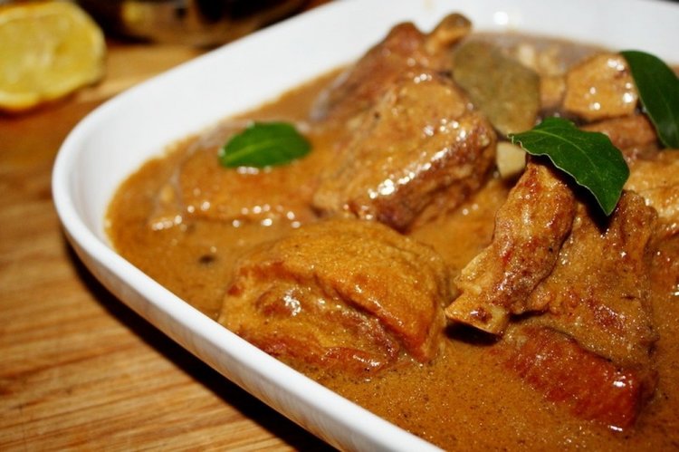 Тушеные свиные ребрышки с подливкой