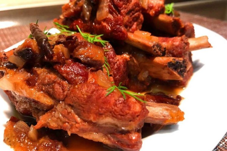 Тушеные свиные ребрышки в вине