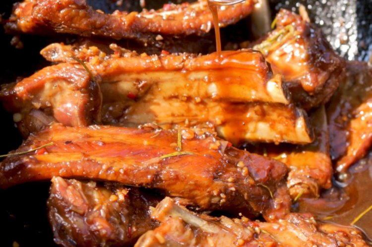 Тушеные свиные ребрышки в пиве