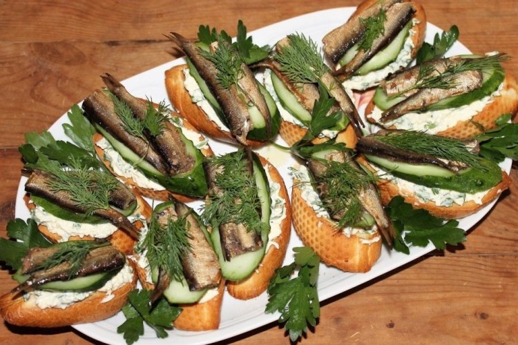 Бутерброды со шпротами и огурцом