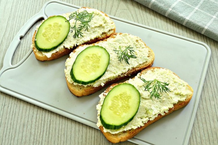 Бутерброды с авокадо, яйцами и огурцом
