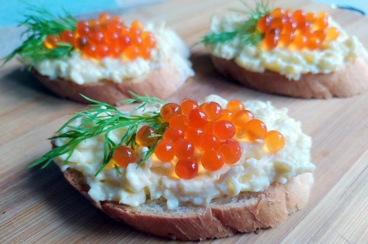 Бутерброды с плавленым сыром и красной икрой