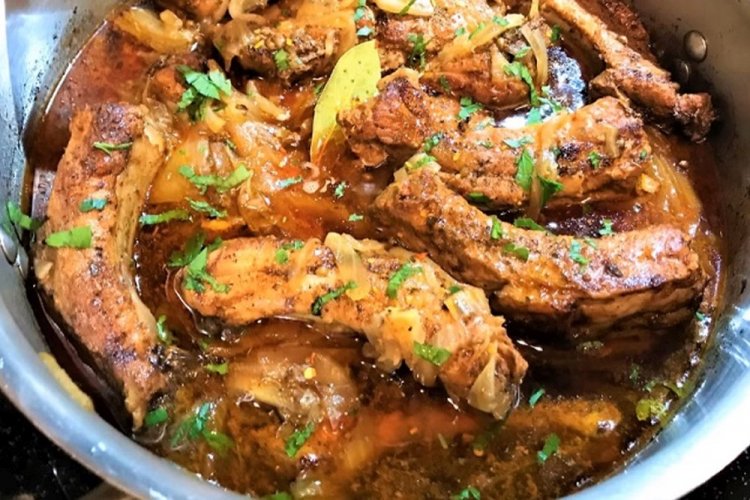 Свиные ребрышки с салом и луком в казане