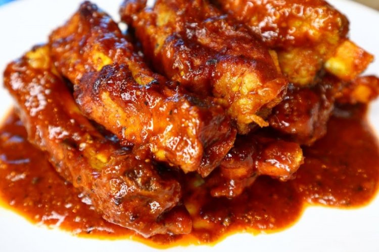 Свиные ребрышки с томатом в казане