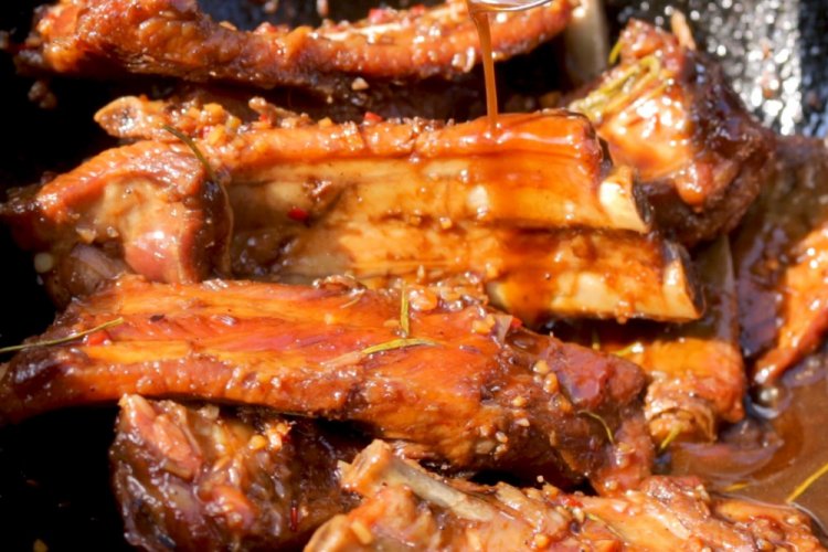 Свиные ребрышки в темном пиве в казане