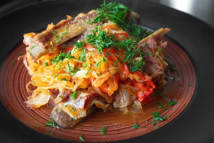 Свиные ребрышки с капустой в казане