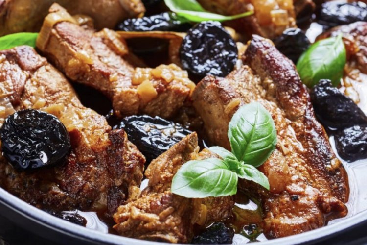 Свиные ребрышки с черносливом в казане