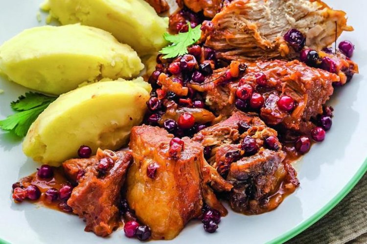 Свинина с клюквой на сковороде