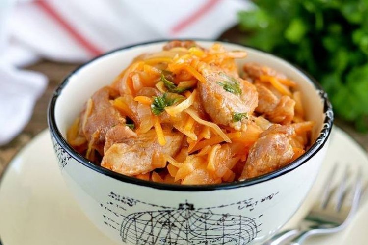 Свинина с капустой на сковороде