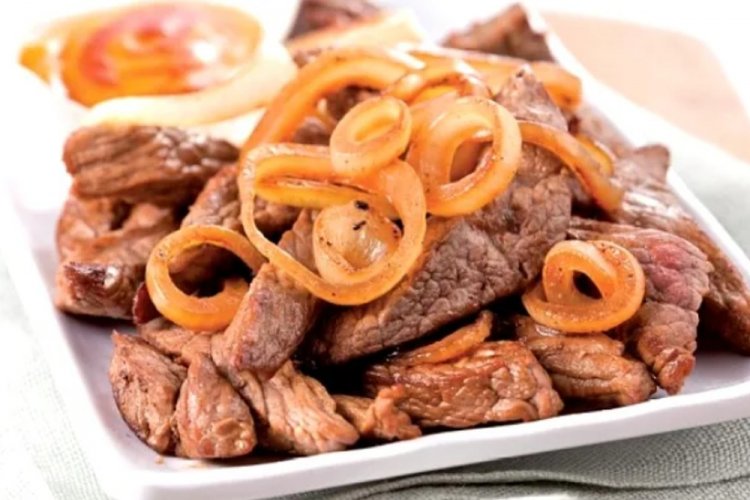 Говядина с луком на сковороде