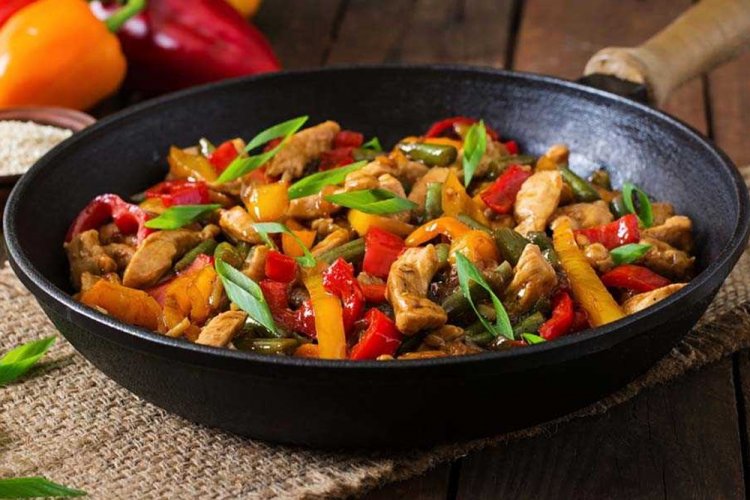 Говядина с овощами на сковороде