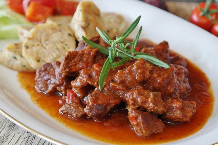Говядина в красном вине на сковороде