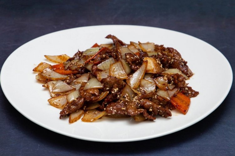 Говядина с чесноком и чили на сковороде