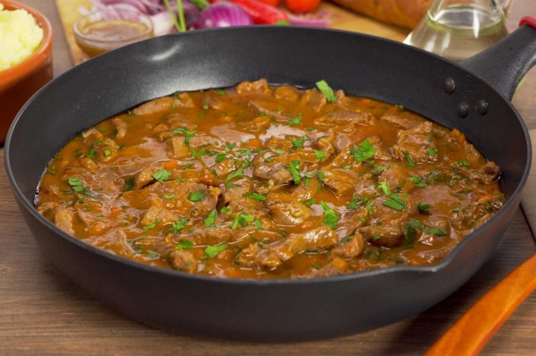 Говядина с подливкой на сковороде