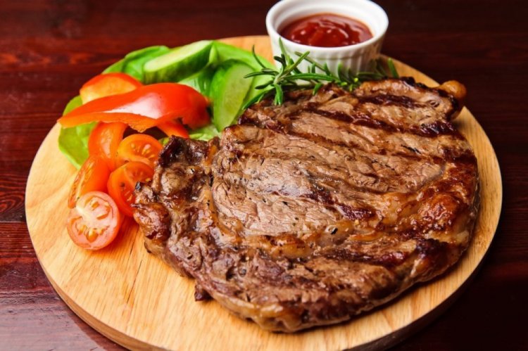 Стейк из говядины на сковороде