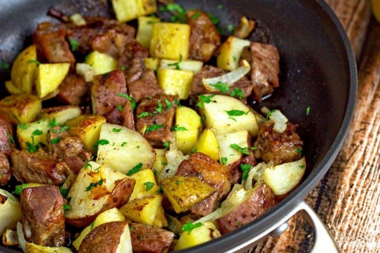 Говядина с картошкой на сковороде