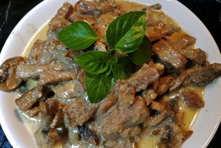 Говядина с грибами на сковороде