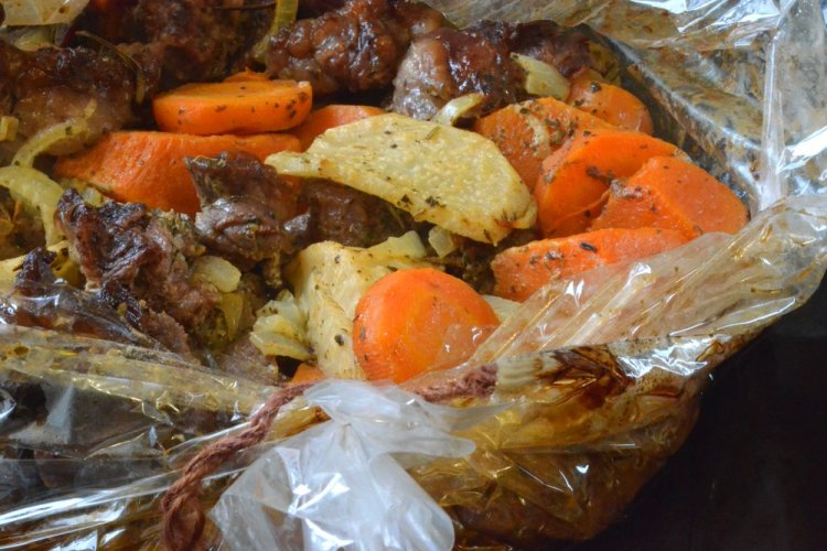 Запеченная свинина с овощами в рукаве
