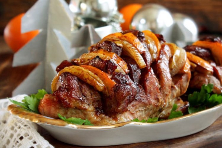 Свинина с яблоками в духовке