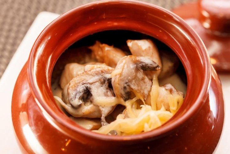 Свинина со сметаной и грибами в горшочках