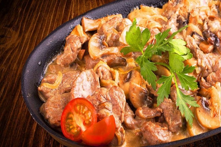 Запеченная свинина с грибами и болгарским перцем в сливках