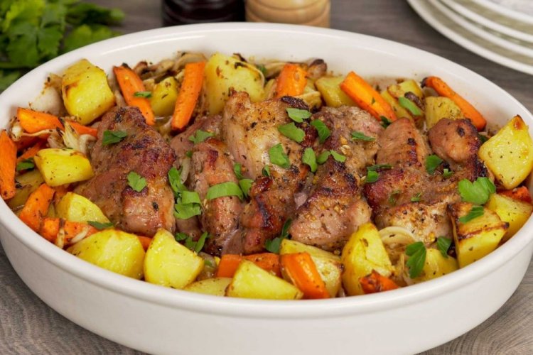 Свинина с овощами в духовке