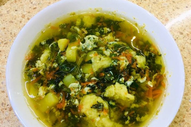 Суп с крапивой и кукурузными клецками