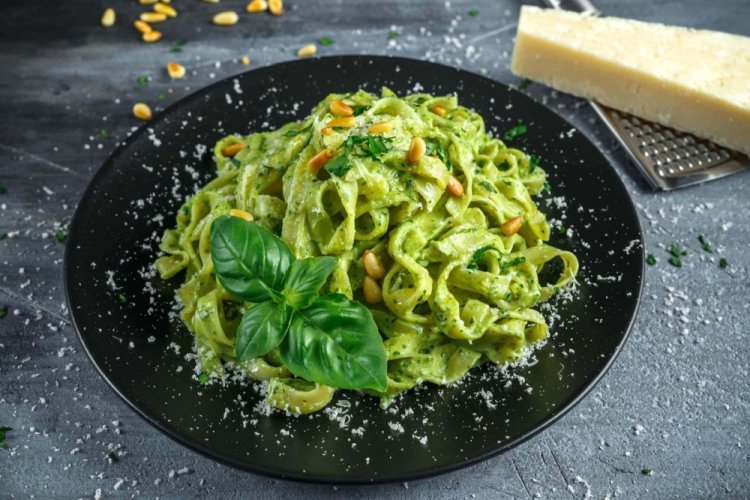 Паста в сливочном соусе с песто